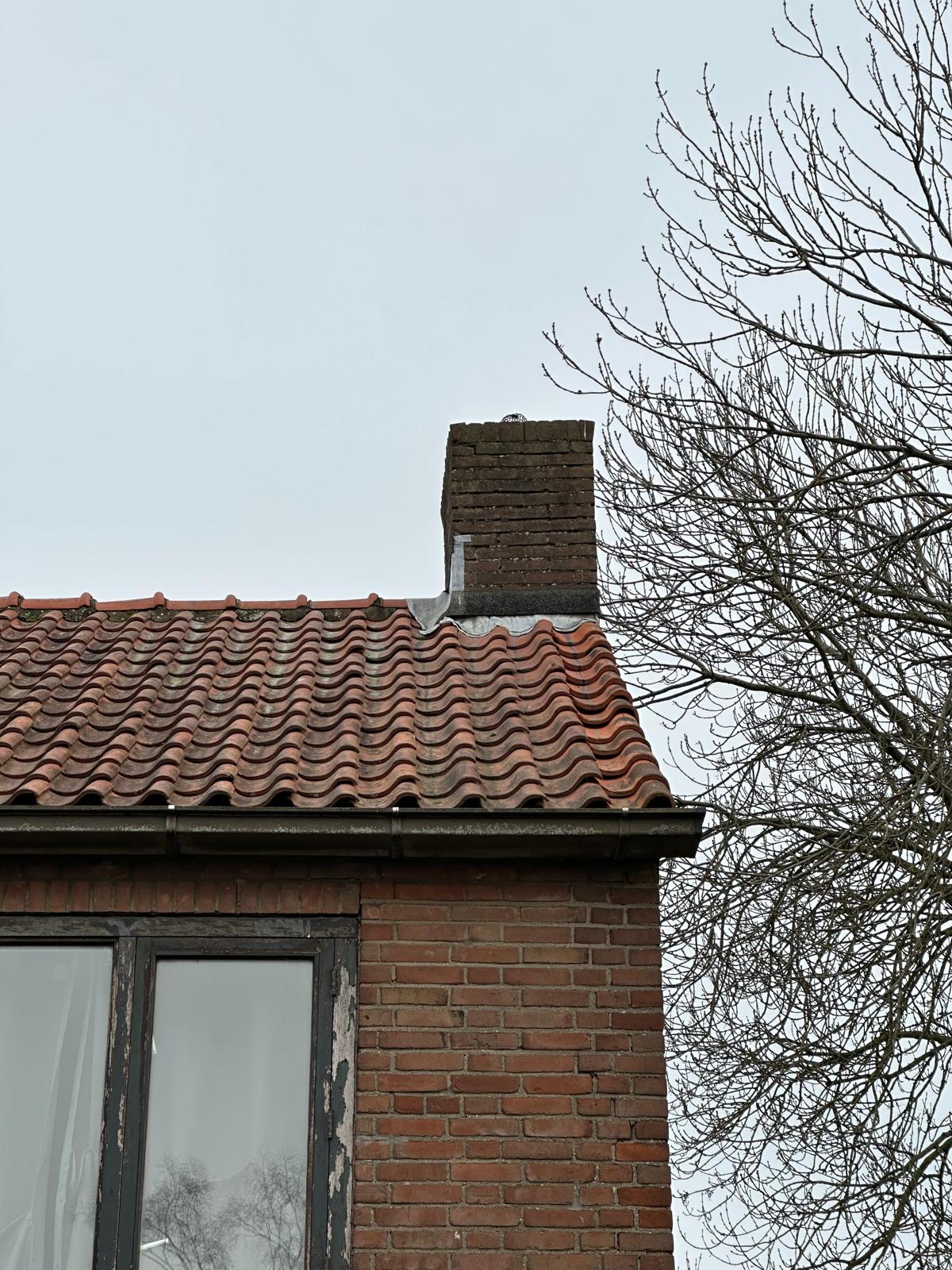 Schoorsteen meegenomen-in-het-project Deze foto hoort bij de schoorsteen. De schoorsteen is afgestemd op het geheel en past bij de werkzaamheden aan de gevel.